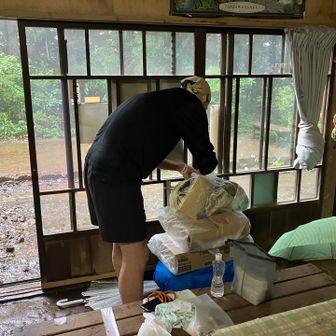 山頂からこんなに荷物担いで来ました♪
登山者からの贈り物🎁もいっぱい🈵
人気者だったんだなぁ🤭