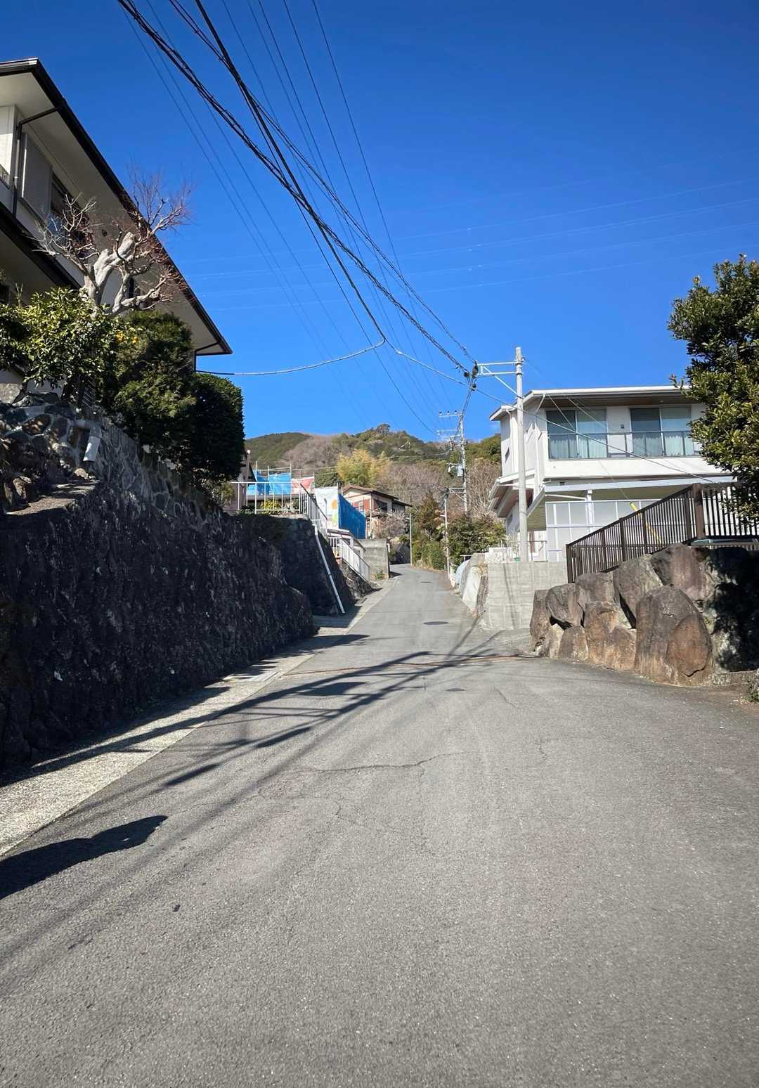 坂道はまだまだ続きます😅
向かう先に山が見えています
あれが<城山>かな？🤔