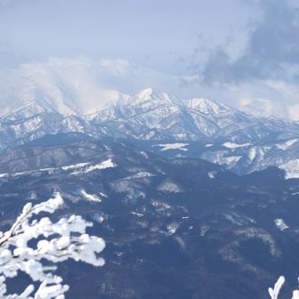 大朝日岳にはまだ雲が