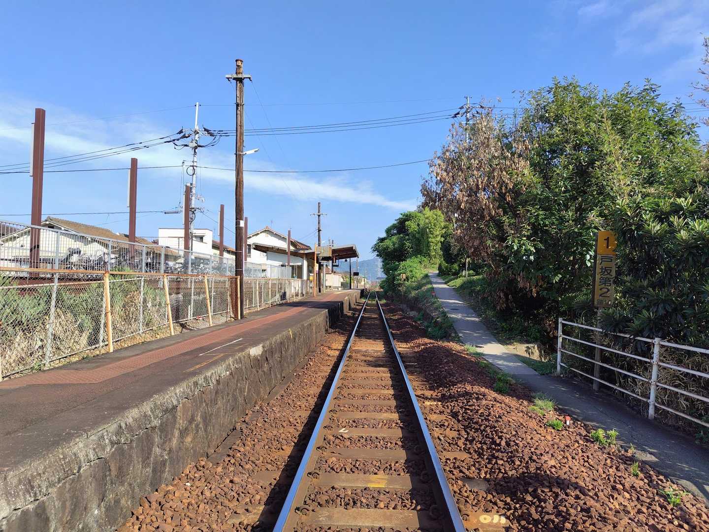 戸坂駅
線路を渡る