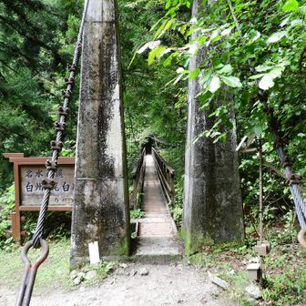 吊り橋を渡ると