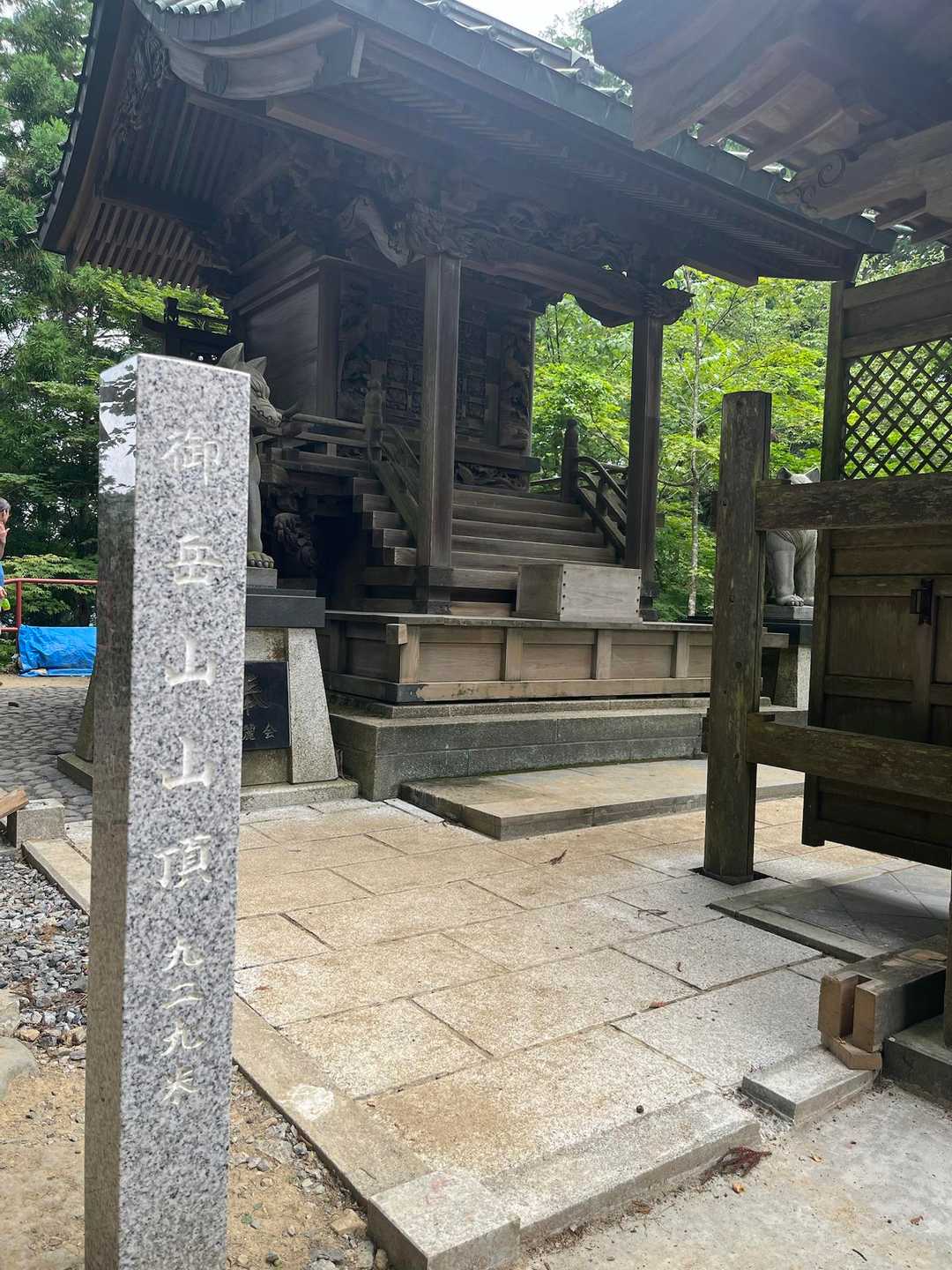 御岳山山頂(ﾉ`•ω•)و

ウォーキングで登ったのでピークハントならず(笑)

奥に見えるのは大口真神社(おほくちまがみしゃ)

道にまよった日本武尊を、道を拓き導いた狼に「大口真神となってこの山に留まり、すべての魔物を退治しなさい」と言われ、この地を守っているという

御岳山神社はわんちゃんを連れて参拝されてる方が多かった