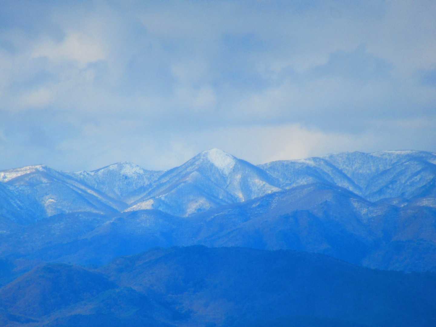 雪の積もる山々がみえる