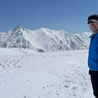 山頂でも別のソロのバックカントリーのオニーサンに撮って頂きました。
この日登っていたのはペアの登山者2組とソロのワタクシ、あとはバックカントリーの5~6名グループとソロの方１名のみでした😃