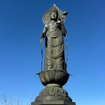 聖観世音菩薩（お船観音）、青空が似合います。