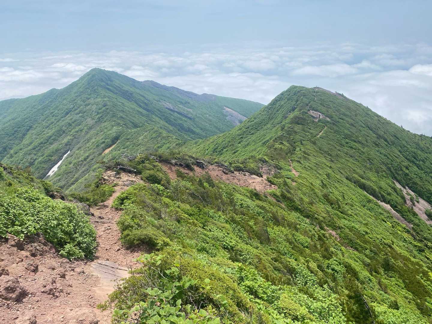 アイハギ峰と不忘山 ✨✨
雲海のなか稜線歩きにワクワクする😁