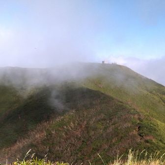 南峰から本峰を望む