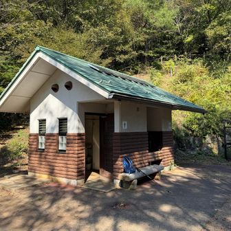 権現山から百々ヶ峰に向かう道を降りるとトイレが有ります