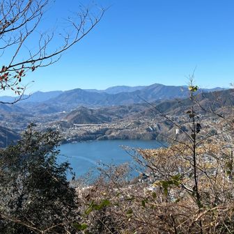 嵐山から
向かいの右が権現山、そのつながりが扇山
真ん中の奧が雁ヶ腹摺山ですね