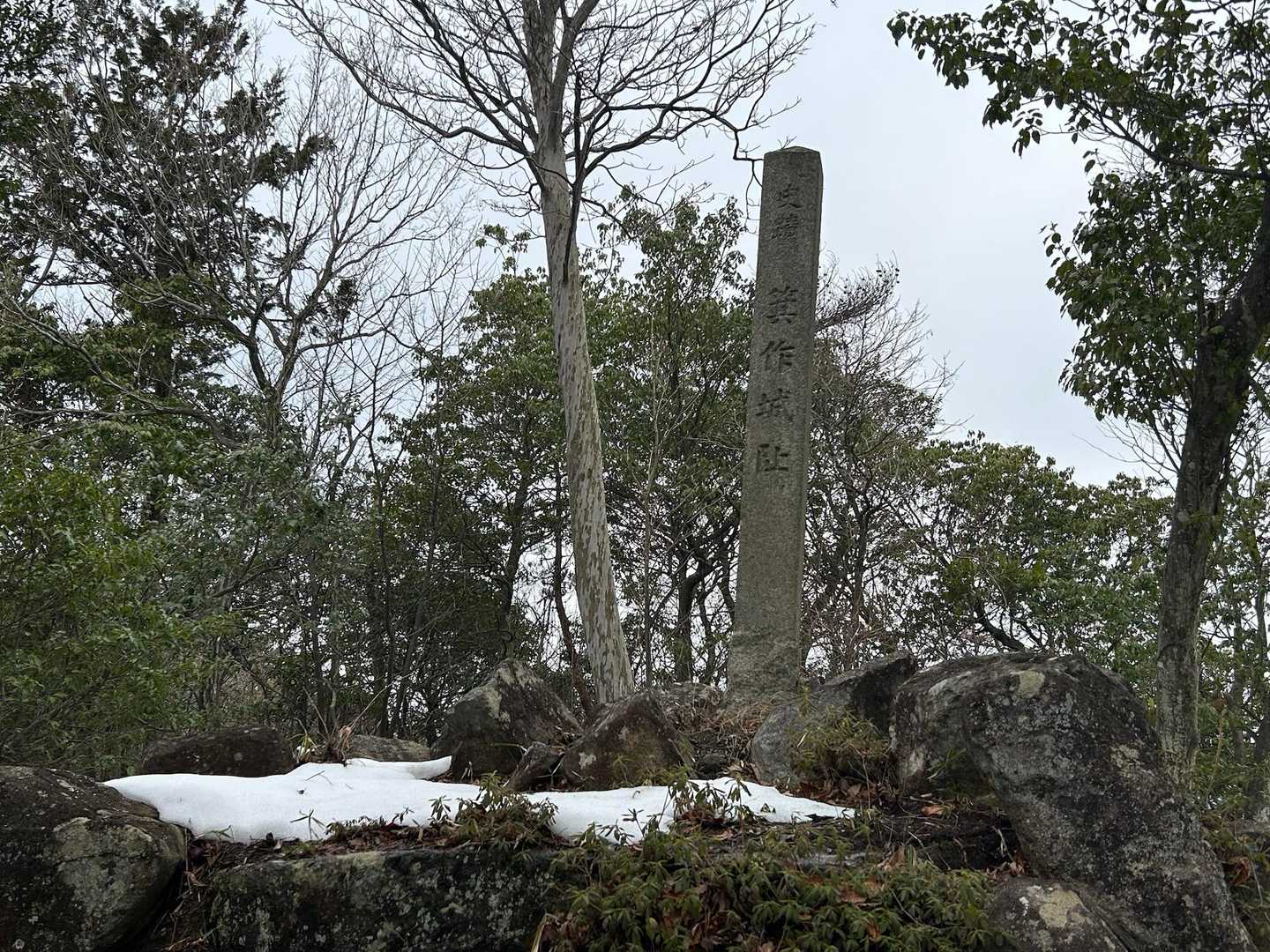 石碑出ましたが、山頂はまだ先
