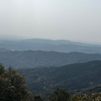 中間に横たわるのは六呂瀬の頭の有る稜線
歩いたのだったか？歩きたいと思ってただけなのか？