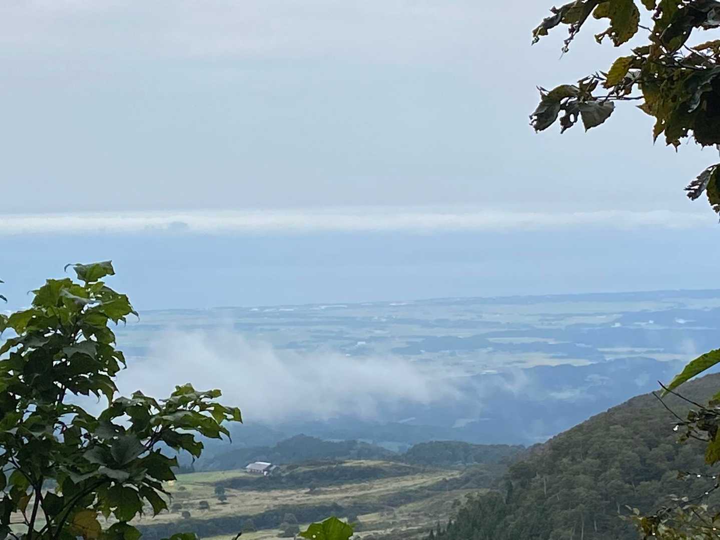 尾根道からは上越平野が一望 海岸線も！