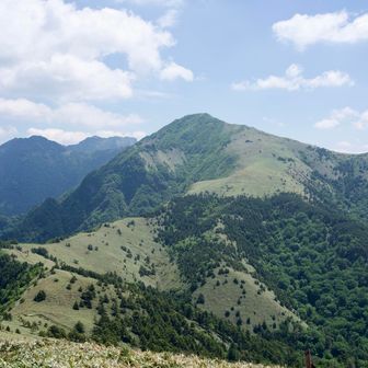 堂ケ森山頂から石鎚山への縦走路。遠くにこの日泊まる頂上山荘が見えました。