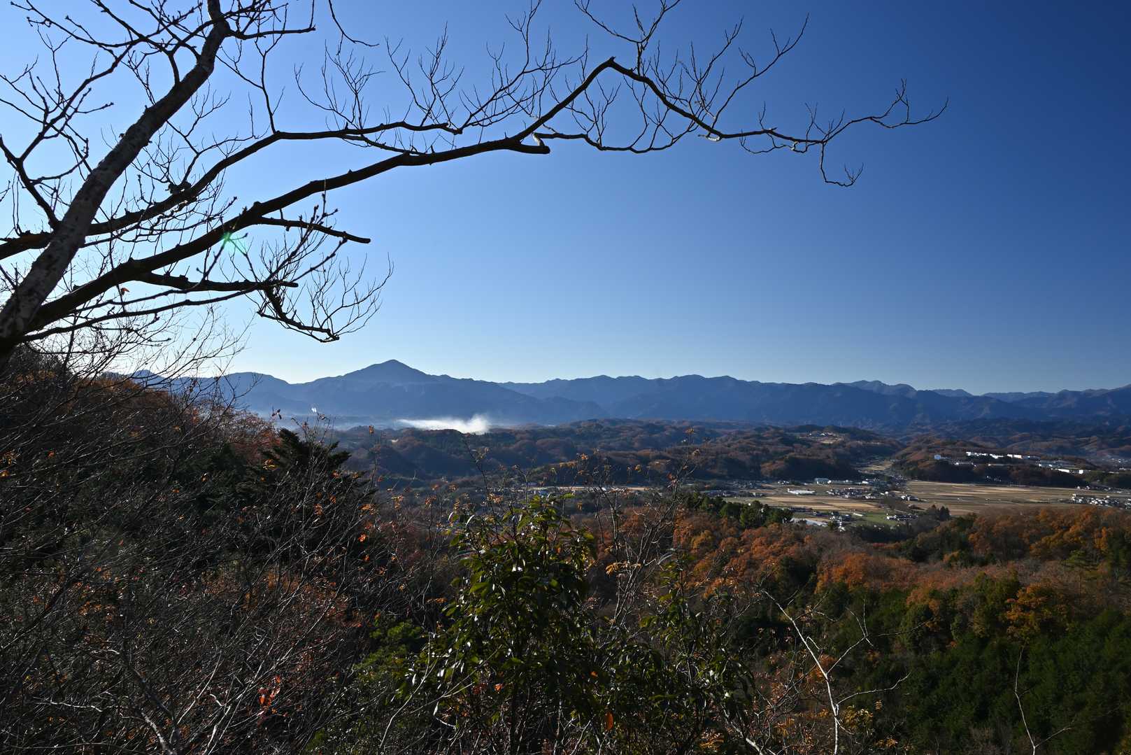 尾根に登ったら、秩父市街にシンボルの武甲山。
