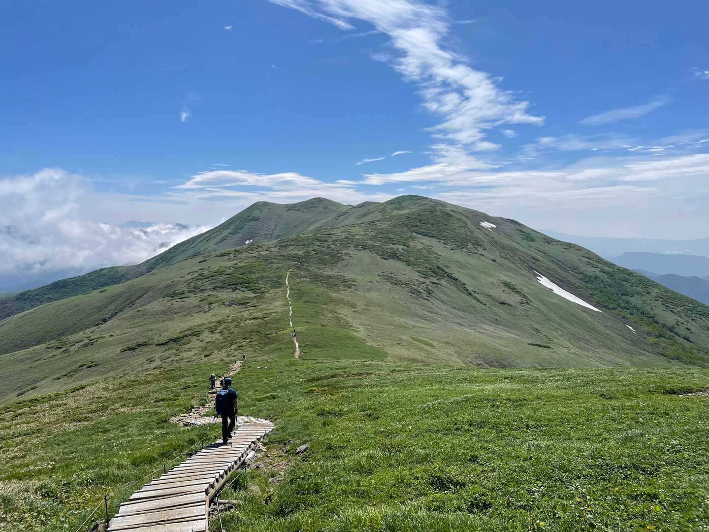 仙ノ倉山へ向かう。ここを歩いていくの、最高過ぎる。