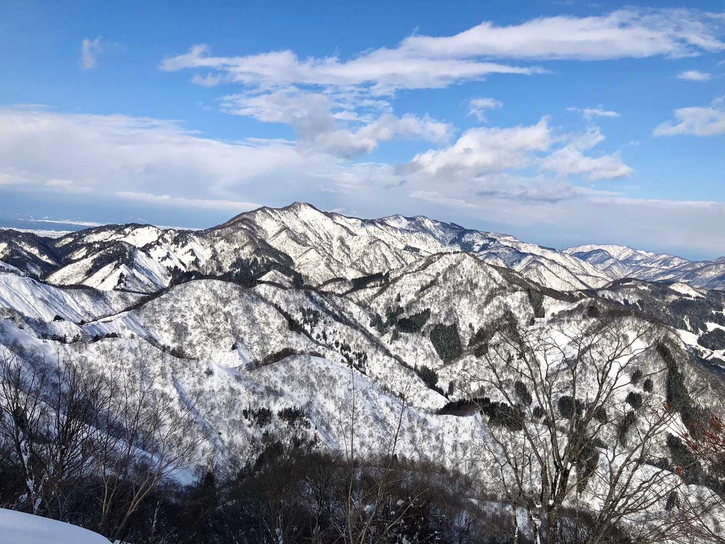 お腹もいっぱいになり山頂から砺波アルプスを眺める😃ど真ん中に高落葉山、右に大清水山🏔いつもの砺波平野側から見る山々を真裏から見るとまた新鮮‼️