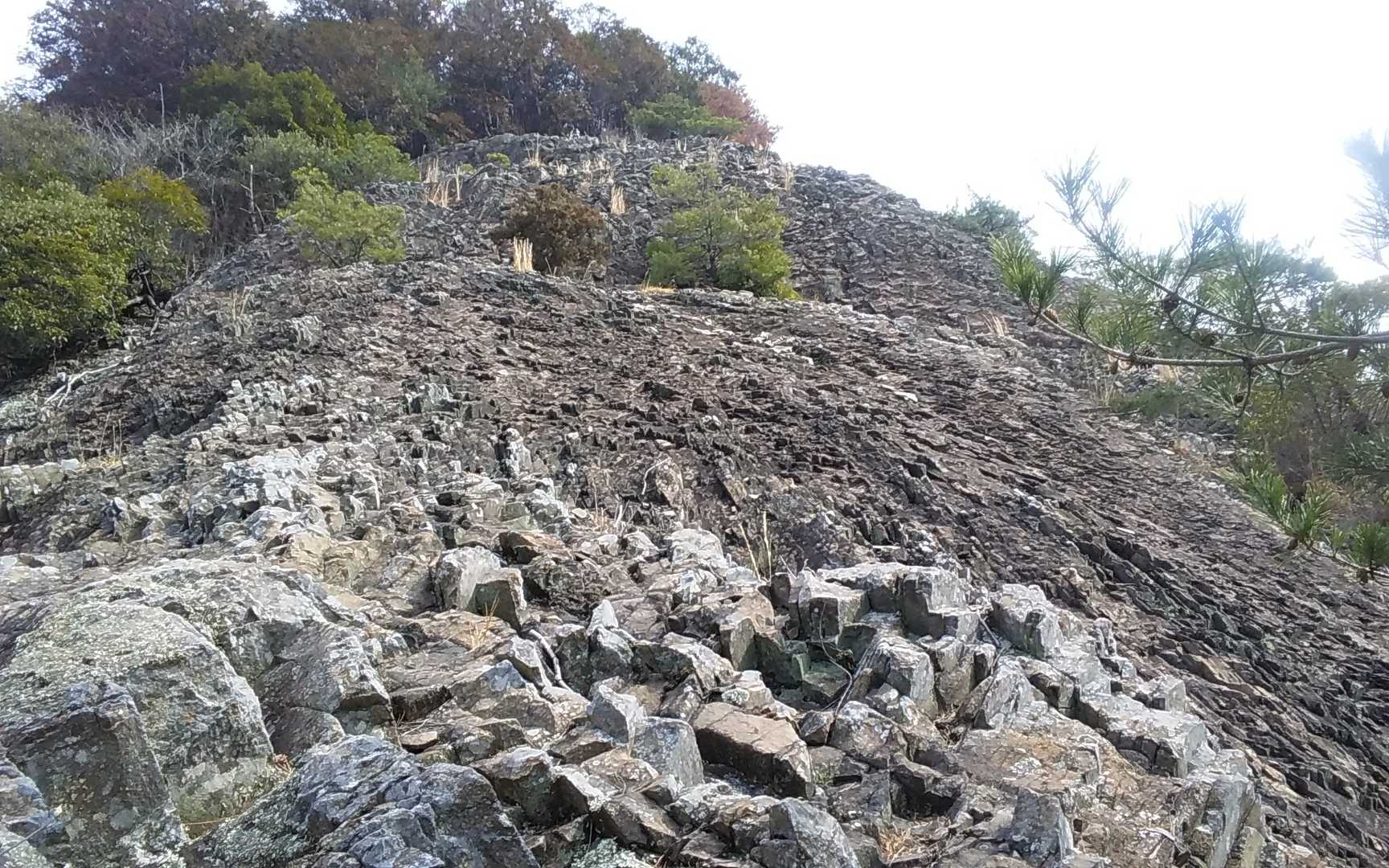 ゴツゴツの岩壁、地獄の釜のよう。
滑らず足元はしっかりしたので
思ったより容易に登れます😃