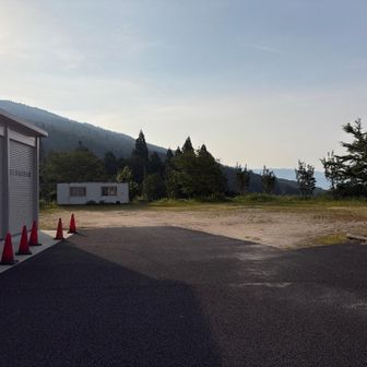 駐車場、奥に止めました。6時頃に着いたけど、誰もいませんでした。戻った時は10台弱ぐらい。