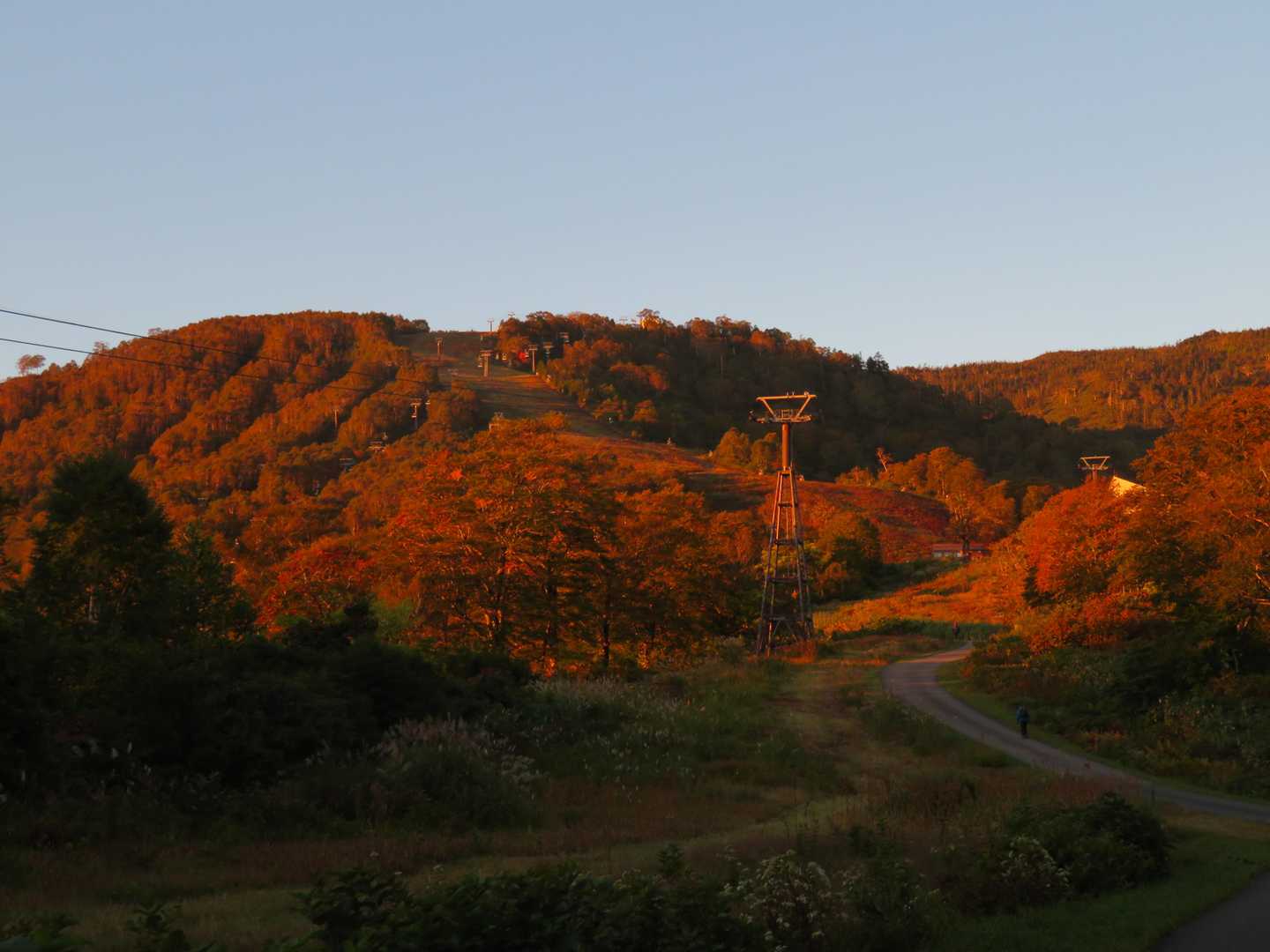 スタート後、山肌はモルゲンロートに。今日はどこのお山も青空、登山日和ですね。