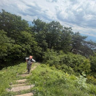 一緒のシフトで働く最終日が今日
13時に上がれたし　山行く？って行ったら
二つ返事でついてきたw

仕事場の野辺山の飯盛山は小学生登山の団体が
入っていたので　ワタシのホームの平尾富士へ⛰️

忍耐の最後の階段
　もーすこしだぞー