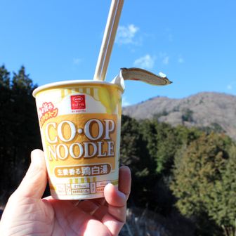 ここでカップ麺で腹ごしらえ！
