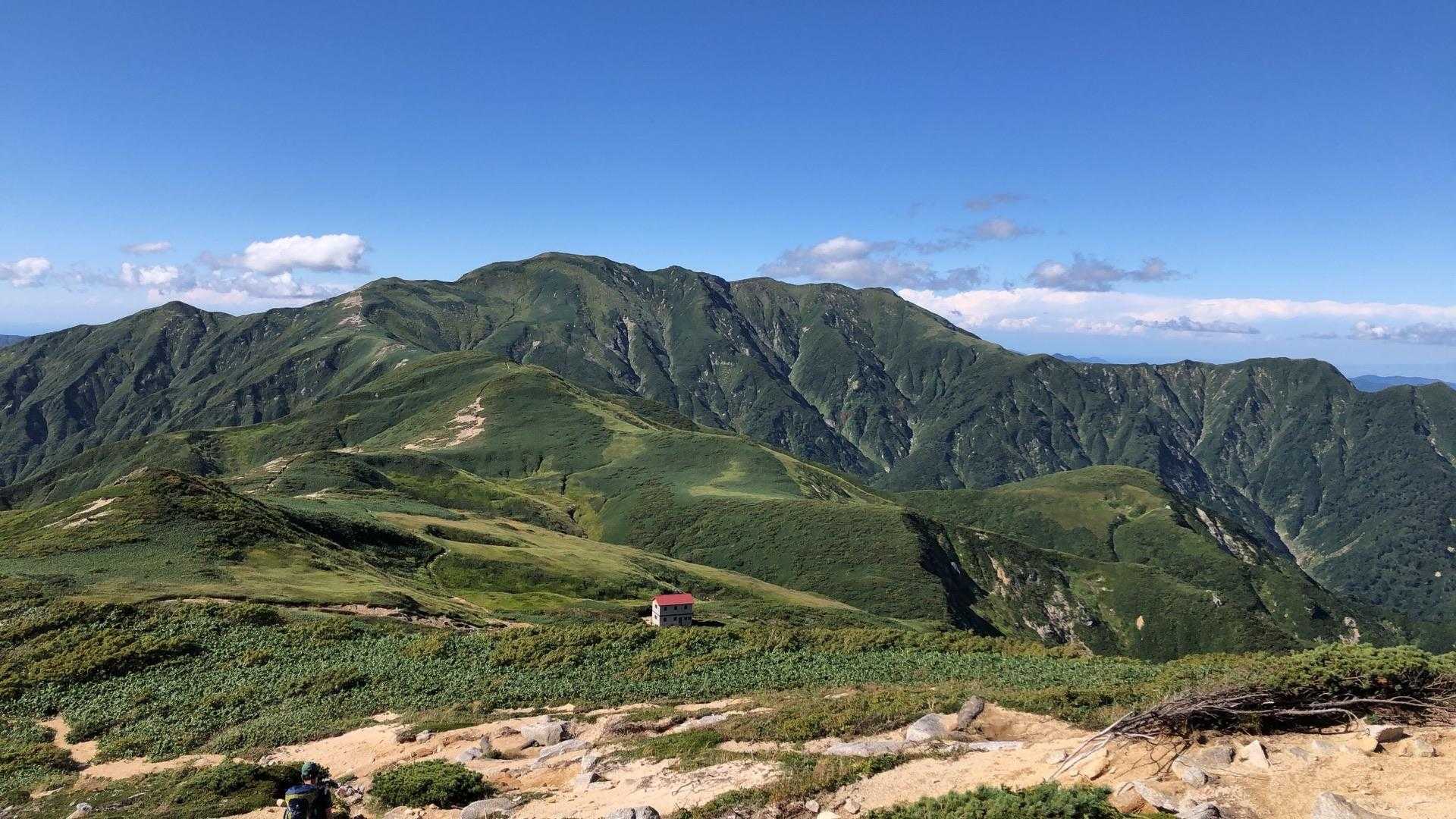 三方境から見下ろし、ようやく姿を現した
狐穴小屋、本日のお宿です