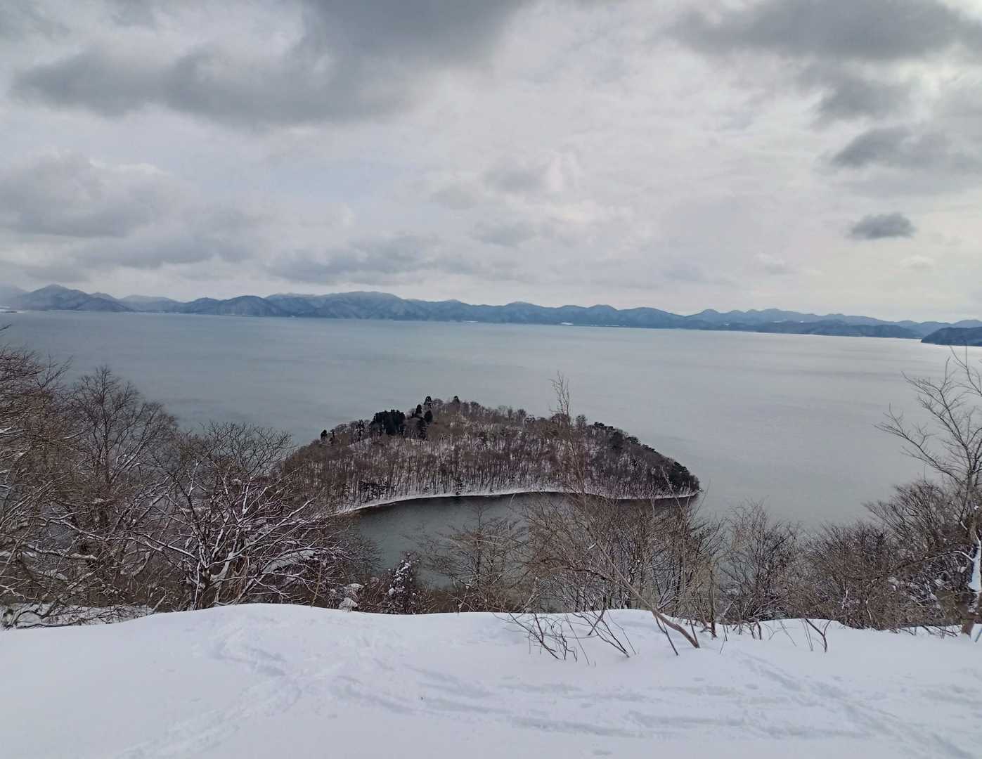 山頂から左へ少し行くと猪苗代湖に島が浮かんでるのが見えます🧐
翁島です！🐳みたいね