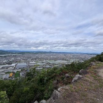 途中眺望が開けたところ。イオン倉敷方面
城跡っぽい地形です。
三角点、山頂はこの奥