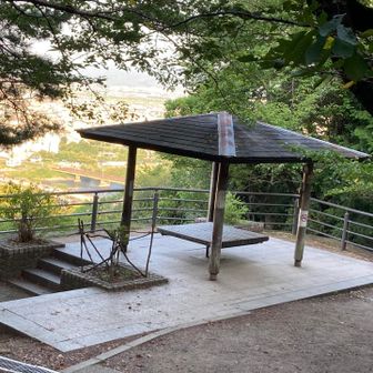 いつもの東屋。今日は独り占め！