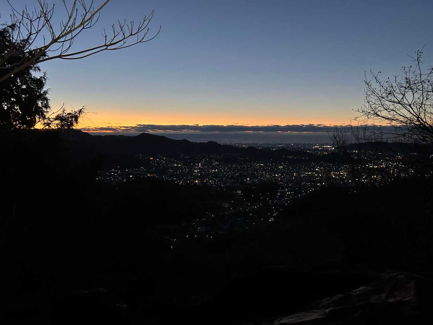 トンビ岩
まだ暗いね
ライト🔦持ってきて正解ね
ヘッドライトだから
なんだか探検隊仕様になってる(*´>∀<`*)ｷｬﾊｯ