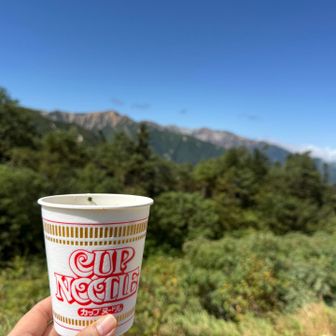 赤牛岳をバックに烏帽子小屋でカップラーメン