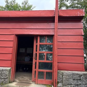 熊穴沢避難小屋

冬にここで泊まったことが、奇跡のようです
懐かしい思い出

冬はガチガチに凍結していて閉まらなかった扉が、夏は閉まりました

雪山の美しさは格別ですが、厳しい環境であることを再認識しました