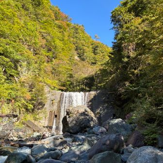 人力ゴンドラのある沢で休憩。