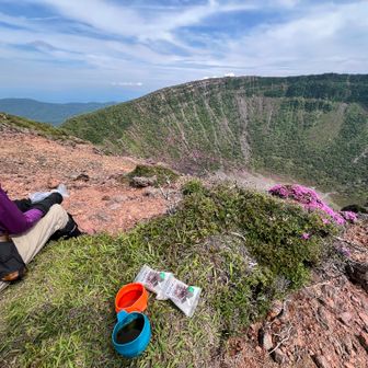 本日2度目の北峰。
またもや、おやつタイムです。
キンツバは高カロリー。