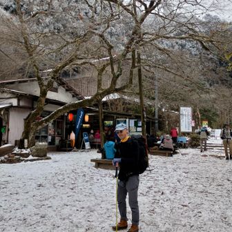 山頂についたけど、真っ白。なんかわからんけど、人がわらわらと行き来している。とりあえず、暖かい売店で一息。きつねうどんと缶ビール。