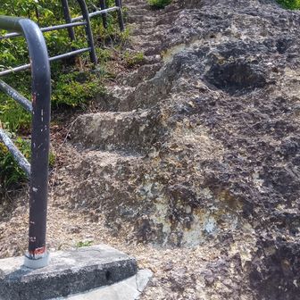 岩の階段。掘るの大変そう