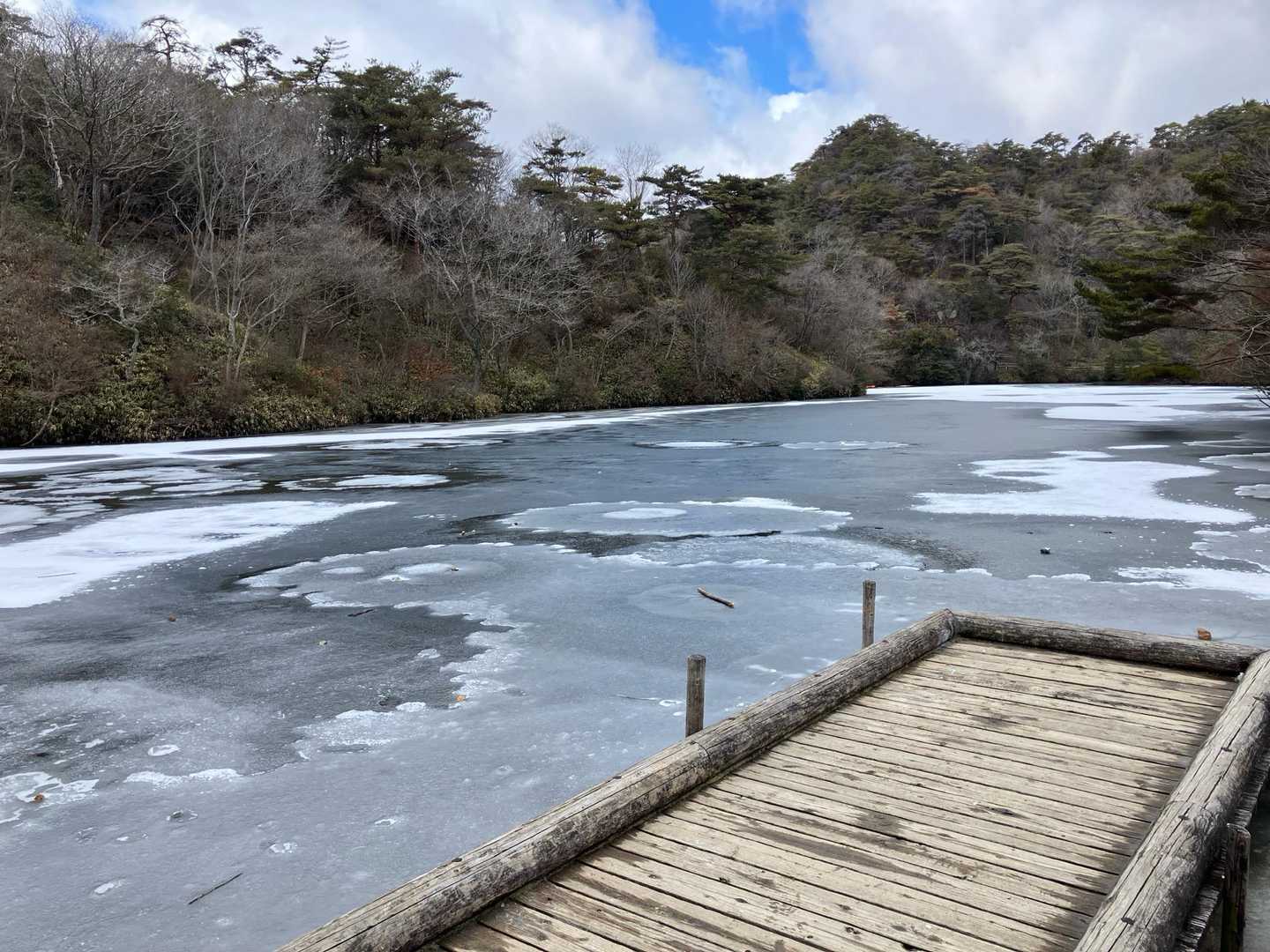 穂高湖は凍っていました