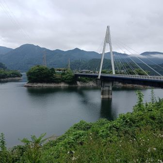 ゴール直前の山の中で着替え､浅瀬入口バス停でゴール　今日一の眺望　トホホ(´ω｀)　