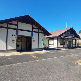 再開された公衆トイレと、閉鎖されたままの観光案内所。