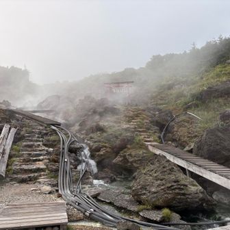 流れている温泉は触ると熱いらしいです
道中の安全を祈願してからスタートしました