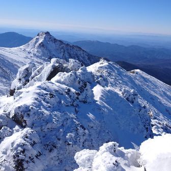 山頂は風が強いので、一段下で