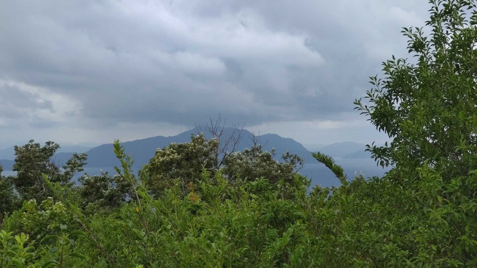 さっきまでいた久須夜ケ岳はまだどんより☁雨☔降ってるっぽい