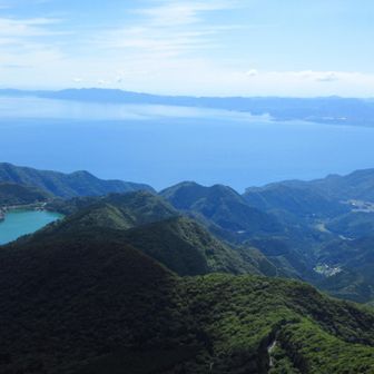 ターコイズブルーのおしどりの池✨ 遠方に長崎半島