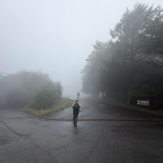 駐車場に戻ってきました✌️
朝よりガスが濃くなっていました😅