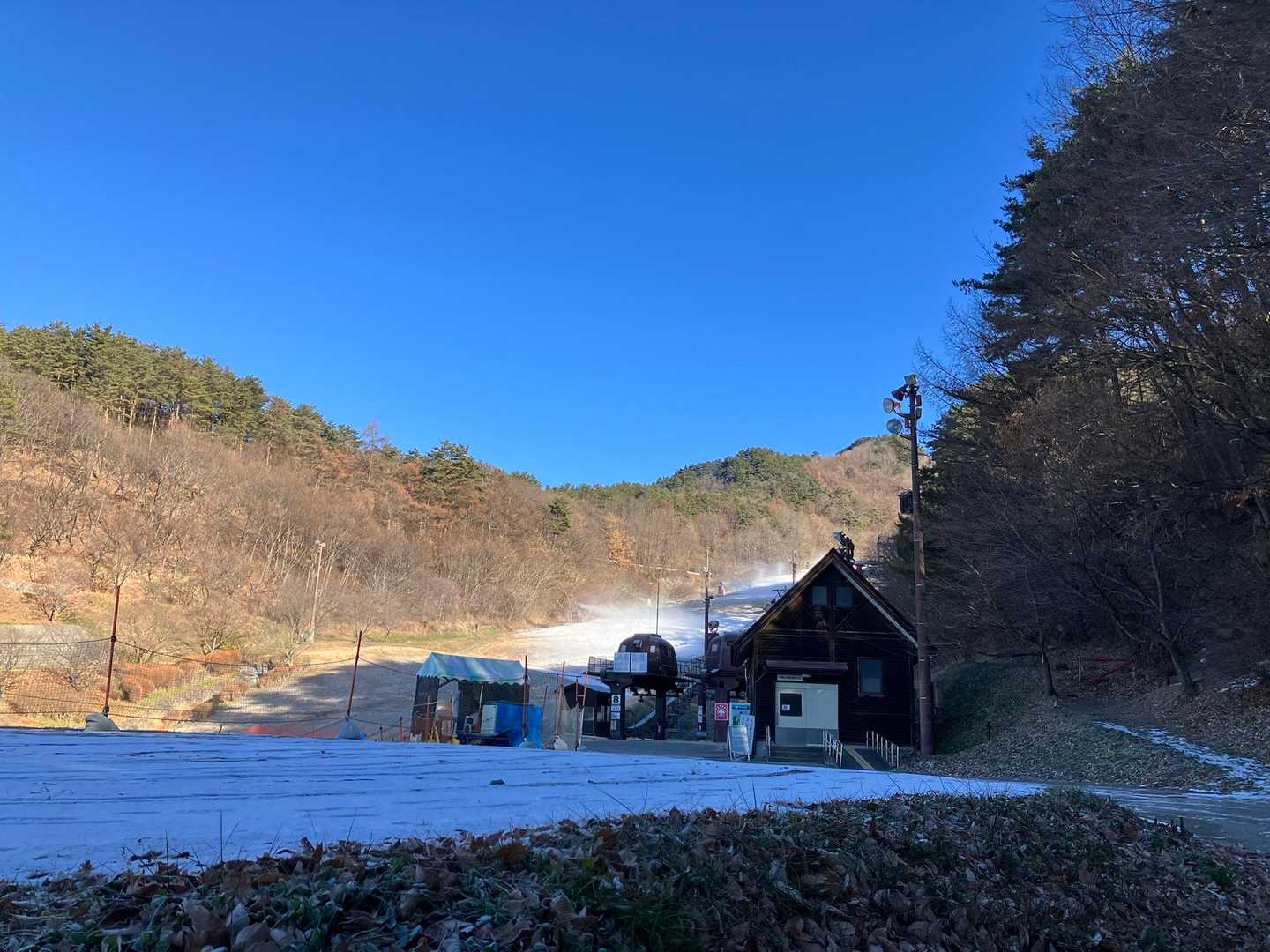 昆虫体験学習館🅿️からスタート。
スキー場の人工降雪機稼働中⛷️