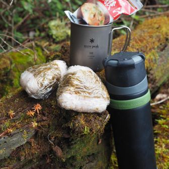 山頂の少し手前に開けた場所があったので、ランチにします
おにぎり＆御嶽汁
尾根はやや肌寒いぐらいで、酒粕入りの御嶽汁が沁みる