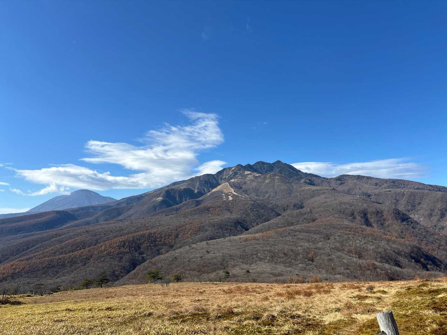 振り返ると女峰山　男体山が迫ります