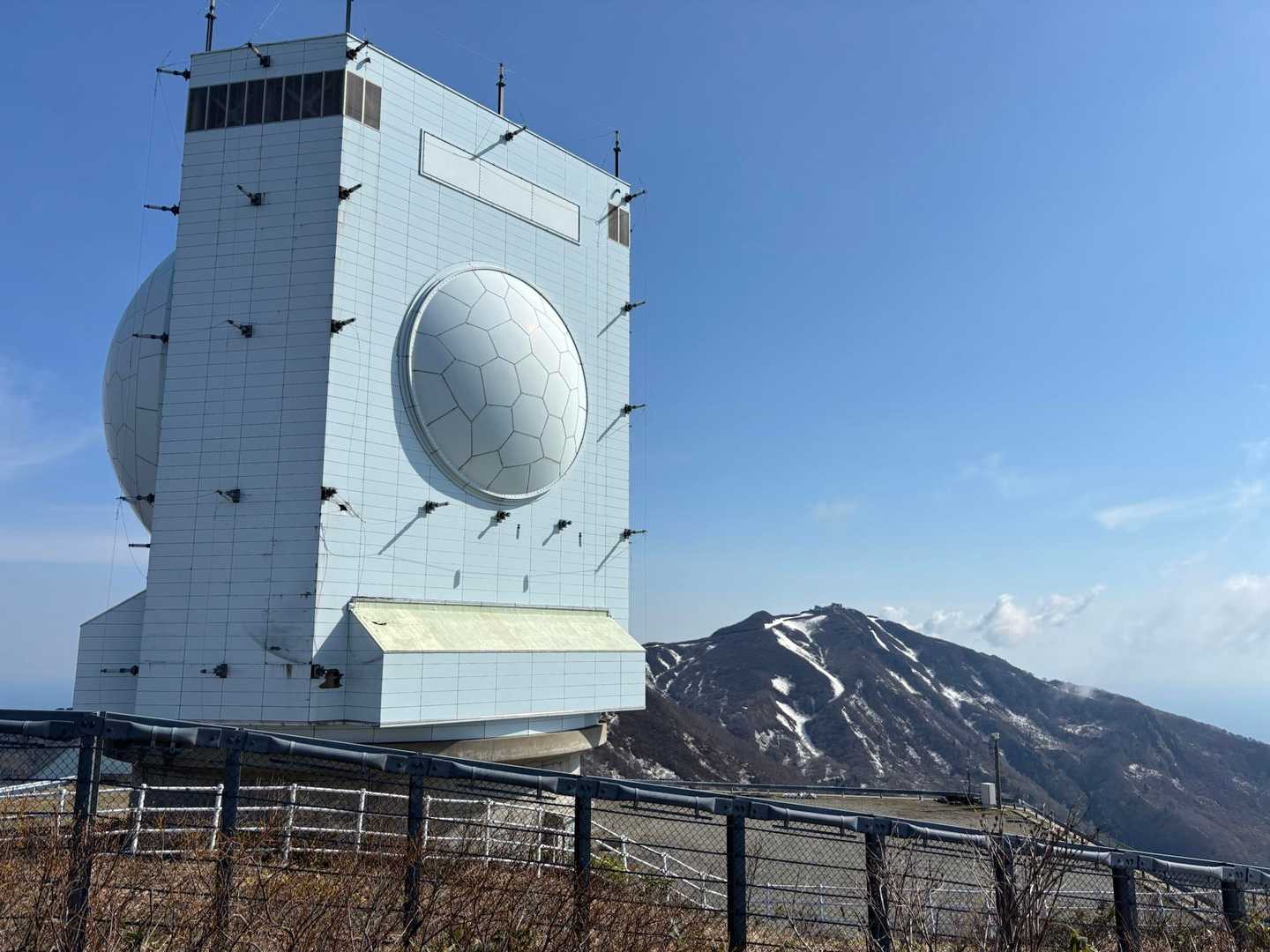 山頂には自衛隊の通称ガメラレーダーというレーダーがあります。
あとで調べました（笑）
しかしカッコイイ😍