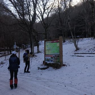 フランス式階段工の駐車場からスタート♪
駐車場から雪道でした。