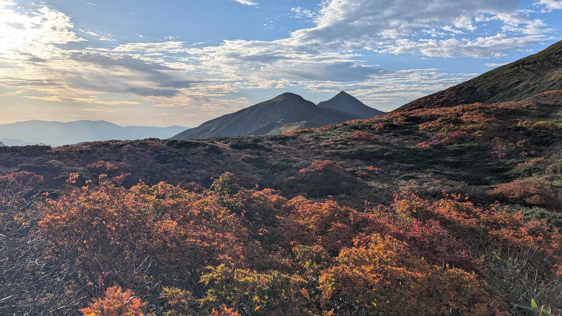 目指す大朝日岳